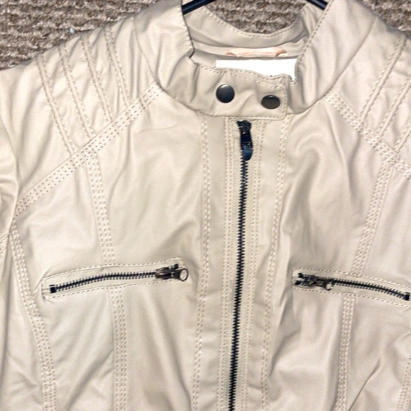 BLIVENER SIZE LARGE WOMEN Tan/Cream zipper up and Leather characteristics! - Picture 2 of 7